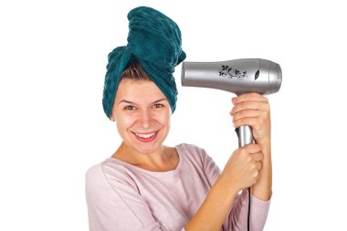 Kadın onu kurutma darbe saç gülümseyen