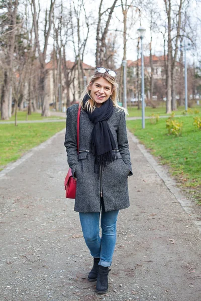 Glad ung kvinna i parken — Stockfoto