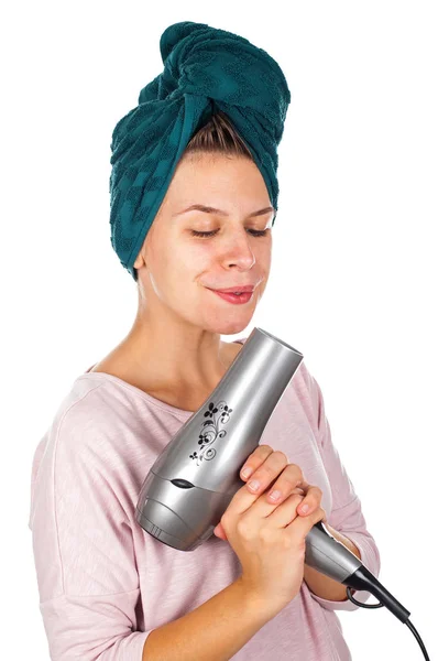 Sorridente donna soffiare asciugandosi i capelli — Foto Stock