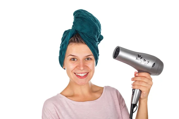 Mosolygó nő ütés szárító neki haj — Stock Fotó