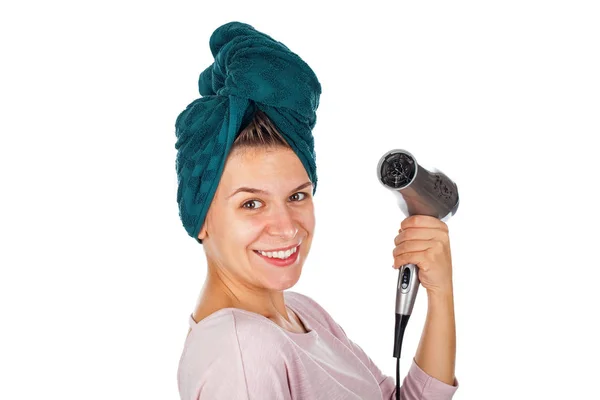 Χαμογελαστή γυναίκα πλήγμα την ξήρανση μαλλιά — Φωτογραφία Αρχείου