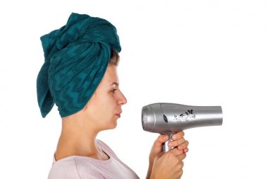 Kadın onu kurutma darbe saç gülümseyen