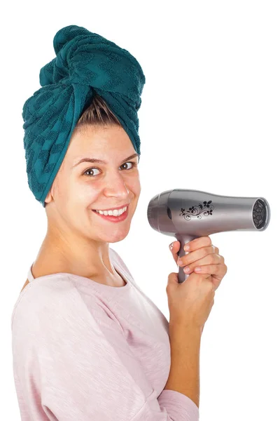 Sorrindo mulher golpe secando seu cabelo — Fotografia de Stock