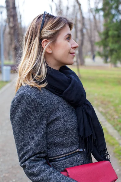 Aantrekkelijke vrouw in het park-zijaanzicht — Stockfoto