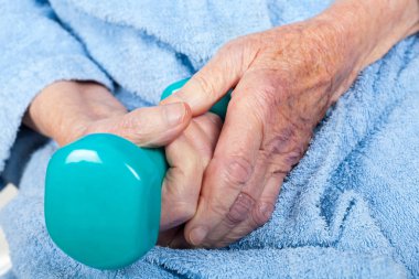 Dumbells holding üst düzey eller kapatın