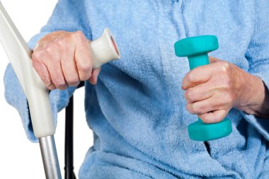 Yaşlı bayan dumbells ve koltuk değneği tutan devre dışı