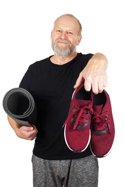 Uomo anziano con materasso yoga e scarpe da ginnastica — Foto Stock