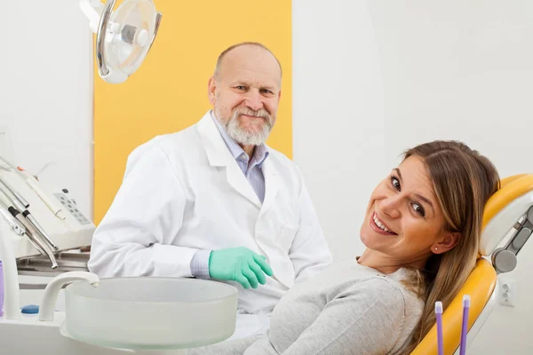 Mulher alegre no consultório do dentista — Fotografia de Stock