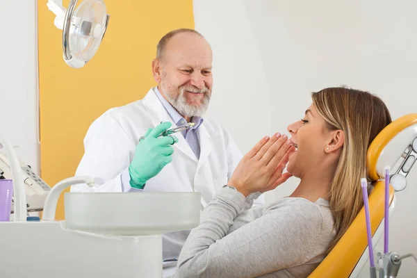 Φοβισμένη ασθενή πριν από την οδοντιατρική αναισθησία — Φωτογραφία Αρχείου