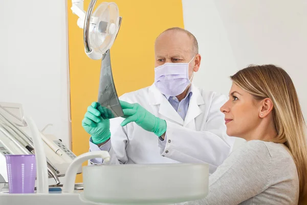 Οδοντίατρος και ασθενή που ψάχνει για Ακτινογραφία δοντιών — Φωτογραφία Αρχείου