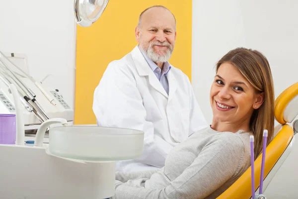 Femme souriante chez le dentiste — Photo