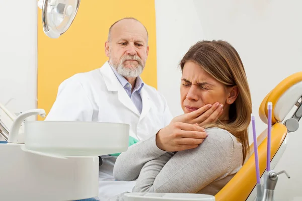 Paciente feminina com dor de dente no consultório odontológico — Fotografia de Stock