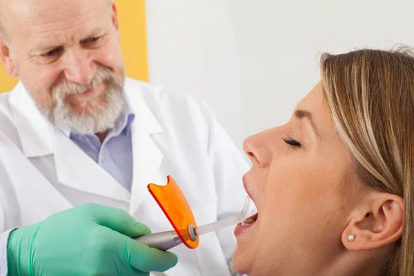 Polimerización dental con lámpara ultravioleta — Foto de Stock