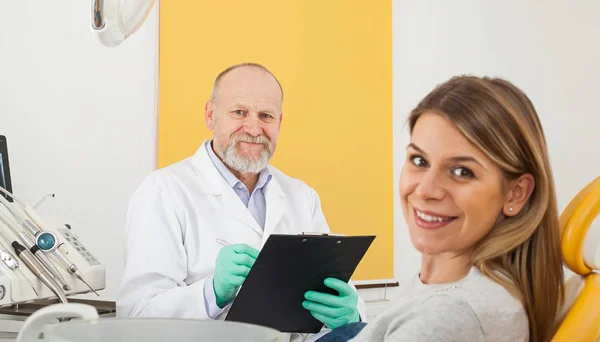 Paciente sorridente no consultório odontológico — Fotografia de Stock