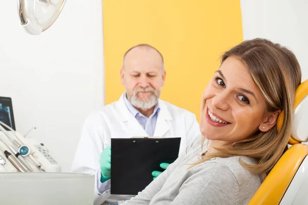 Paciente sorridente no consultório odontológico — Fotografia de Stock