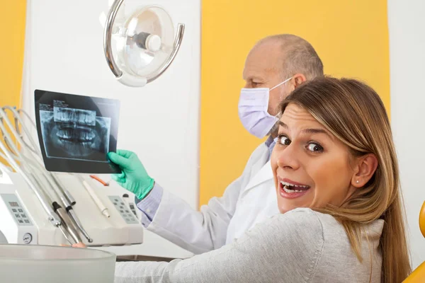 Paciente nervioso en el consultorio del dentista —  Fotos de Stock