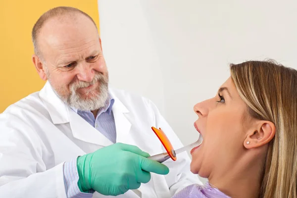 Polimerización dental con lámpara ultravioleta — Foto de Stock