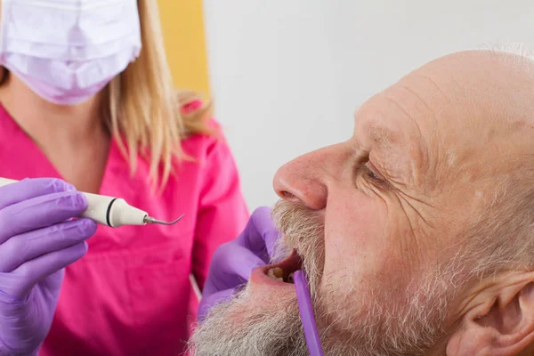 Paziente anziano in trattamento dentale — Foto Stock