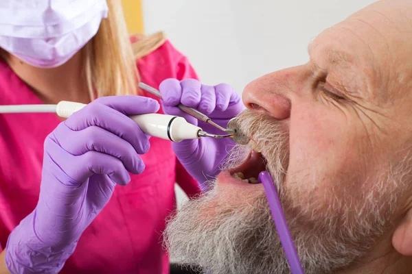 Пожилой пациент на стоматологическом лечении — стоковое фото
