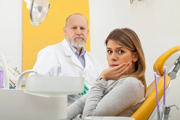 Paciente femenina con dolor de muelas en el consultorio del dentista — Foto de Stock