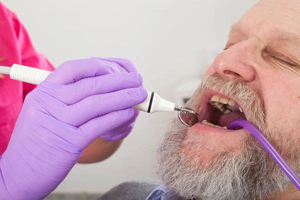 Paziente anziano in trattamento dentale — Foto Stock