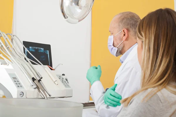 Paciente nervoso no consultório odontológico — Fotografia de Stock