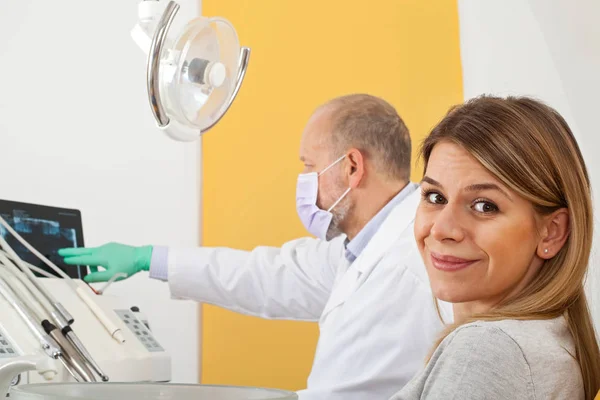 Paciente femenina en el consultorio del dentista — Foto de Stock