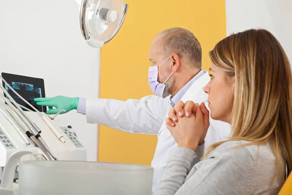 Paciente nervoso no consultório odontológico — Fotografia de Stock