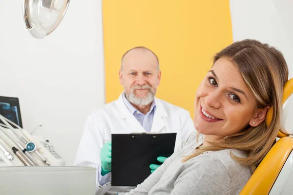 Χαμογελώντας ασθενής στο οδοντίατρο γραφείο — Φωτογραφία Αρχείου