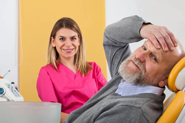 Unga kvinnliga tandläkare med äldre patienter — Stockfoto