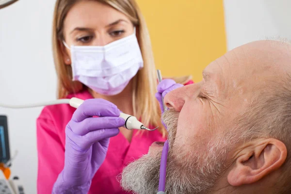 Paziente anziano in trattamento dentale — Foto Stock