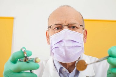 Dişçi aletleri - methemoglobinemi ve ayna tutan