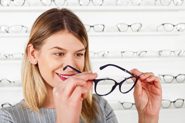 Femme qui choisit le cadre de lunettes — Photo