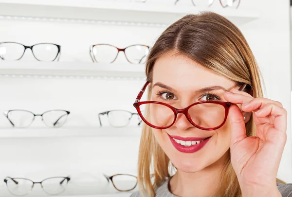 Mujer eligiendo marco de gafas — Foto de Stock