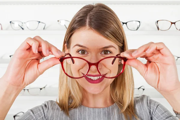 Vrouw kiezen lenzenvloeistof frame — Stockfoto