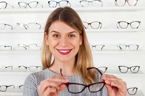 Mujer eligiendo gafas — Foto de Stock
