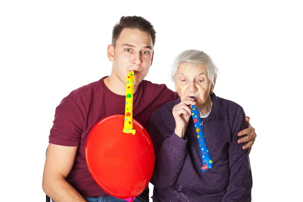 Пожилая женщина празднует день рождения с внуком — стоковое фото