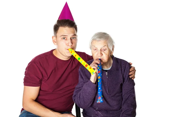 Bejaarde vrouw viert verjaardag met kleinzoon — Stockfoto