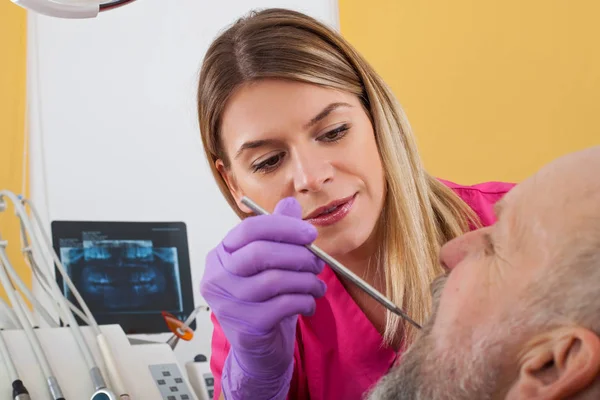 Paciente do Exame Dentista Feminino — Fotografia de Stock