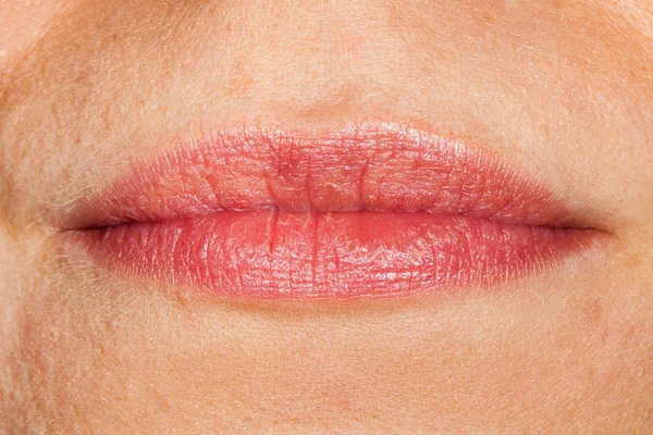 De cerca los labios naturales de la mujer —  Fotos de Stock