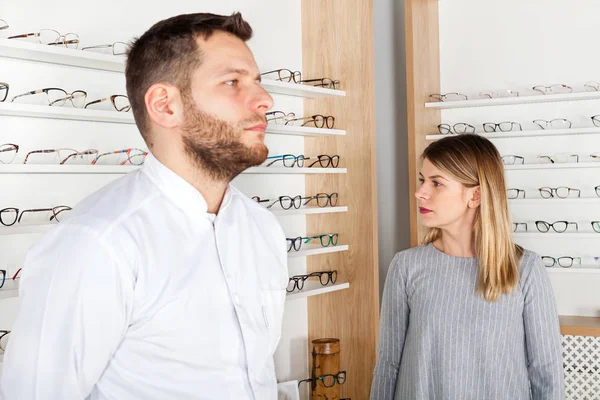 Okulista i kobieta pacjenta w sklepie optycznym — Zdjęcie stockowe