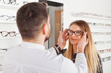 Gözlük camı çerçeveyi seçme