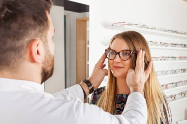 Gözlük camı çerçeveyi seçme