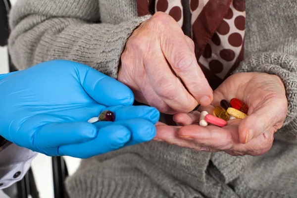 Médecin donner des pilules à une femme âgée — Photo