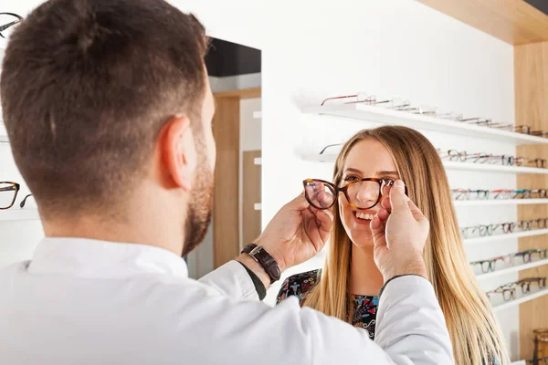 Att välja Glasögon ram — Stockfoto