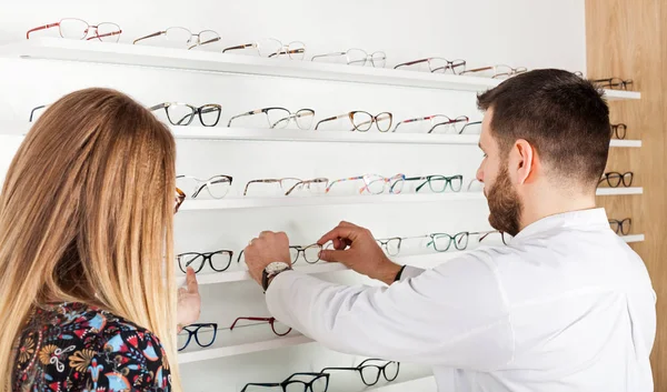 Elegir el marco de gafas — Foto de Stock