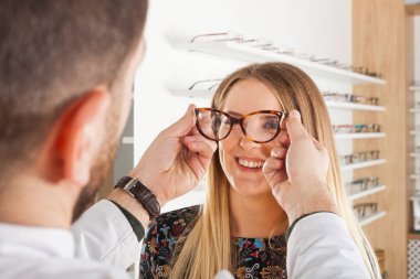 Gözlük camı çerçeveyi seçme