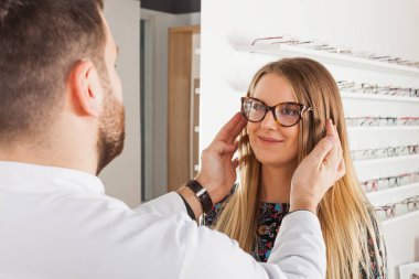 Gözlük camı çerçeveyi seçme