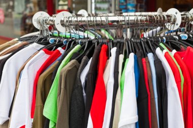 Bir çıkış giysilerle