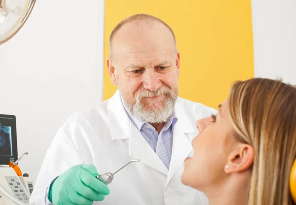 Médico dentista examinando radiografia — Fotografia de Stock